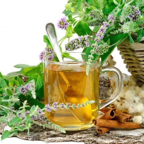 une tasse de tisane ayurvédique contre le rhume